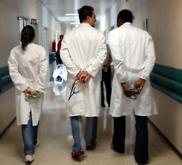 Mancano i medici negli ospedali, la Regione dà 800 euro di incentivi agli specializzandi