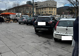 Parcheggi da incubo al Mercato Spezia: la rabbia dei pedoni