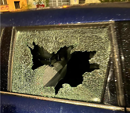 Il parcheggio green del borgo preso di mira dai  ladri: «Spaccano  i vetri alle auto»