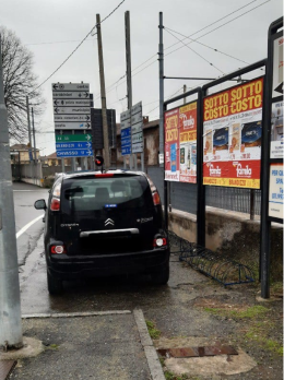 Parcheggio selvaggio davanti alla stazione delle bici