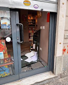 Furto con spaccata in libreria per rubare la cassa: "Migliaia di euro di danni"