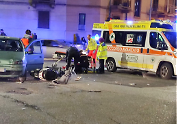 Brutto scontro tra un'auto e uno scooter, un ferito al pronto soccorso