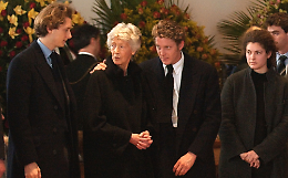 "Così gli Elkann hanno nascosto l'eredità della nonna"