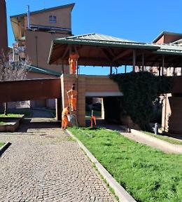 Furti di pluviali sulla passerella: «Ripristiniamo le grondaie» 