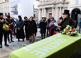 A Torino si celebra il funerale del Goethe: «Avete cancellato 70 anni di storia»