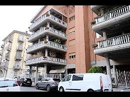 VIDEO - Nel palazzo di Torino dove le donne si prostituivano per il crack