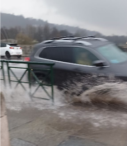 Torino diventa Venezia senza gondole: Il viaggio dei pedoni bagnati tra le "buche piscina" della città