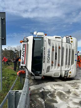 Incidente sull'A4: si rovescia un camion, traffico in tilt