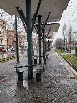 La fermata del tram e il mistero della tettoia per nulla waterproof: "Impossibile ripararsi dalla pioggia"