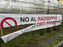 Striscioni strappati al parco: a Mirafiori scoppia la "guerra degli orti"