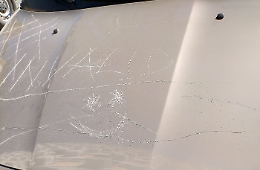 Il disabile non paga il parcheggiatore abusivo e lui gli distrugge l'auto