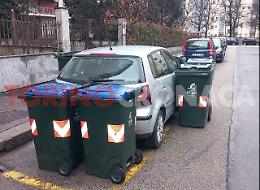 Guerra aperta tra i residenti e la malasosta: bidoni dell'immondizia contro il pirata del parcheggio