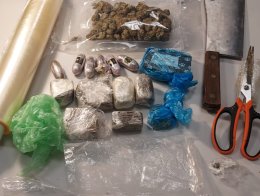 E' ai domiciliari ma spaccia droga: in casa una mannaia sporca di hashish