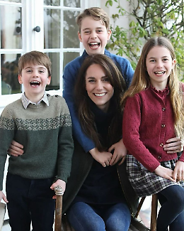 Il "Giallo" della foto di Kate Middleton: il mistero si risolve tra scuse e nuovi scatti