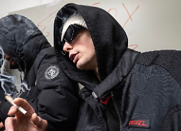 In via Nizza il covo del rapper col crack. «Criminali? Il problema sono i social»