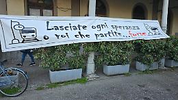 Musica e striscioni in stazione per dire basta a ritardi e disagi