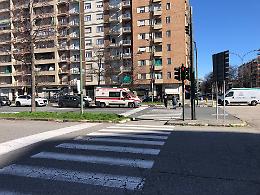Semaforo troppo veloce per i pedoni: «Impossibile attraversare la strada»