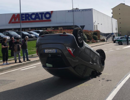 Incidente stradale, tampona un'auto e si ribalta. Ferita un'automobilista