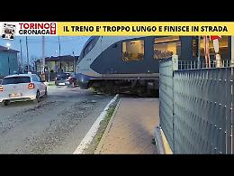 Incredibile in Canavese: il treno è troppo lungo e finisce in mezzo alla strada. Ecco il video