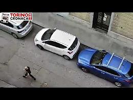 Far west in città, lanciano mattoni in strada danneggiando auto e negozi - IL VIDEO