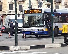 Principio d'incendio sul bus, due passeggeri feriti