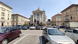 La piazza simbolo del borgo diventa pedonale,  ma prima via i rilievi archeologici