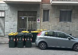 Borgo Filadelfia: i bidoni della raccolta differenziata bloccano il passo carraio