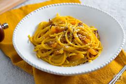 Guanciale, uova e pecorino
Ecco la pasta alla carbonara