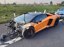 Perde il controllo della Lamborghini e la distrugge nell'incidente sulla Torino-Pinerolo