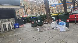 Bivacco nel chiosco abbandonato, i cittadini: «Rimuovete il dehor»