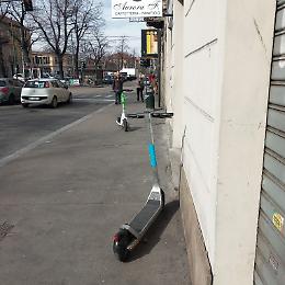 Slalom tra i monopattini: una nuova disciplina sui marciapiedi di Torino