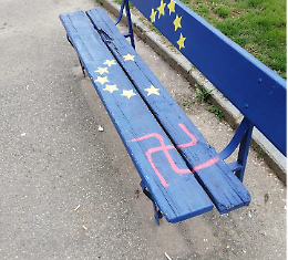 Svastiche e scritte offensive al parco: «Un gesto vergognoso e offensivo»