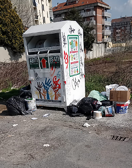 Torino, cassonetti per gli abiti usati tra furti e degrado
