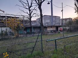 I nomadi occupano la bocciofila e abbandonano per terra i rifiuti