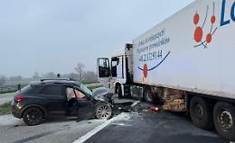 Scontro fra auto e camion in autostrada: un ferito e traffico in tilt
