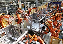Non solo l'auto, calano tutti: cosa succede all'industria italiana