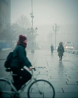 Torino si sveglia sotto un cielo grigio nel giorno dell'equinozio di primavera: nebbia e foschia sul Piemonte