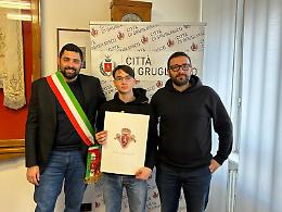 Salva un uomo dai cani inferociti, premiato dal sindaco 