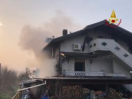 Incendio a Rivalta, brucia una villa. Vigili del fuoco sul posto