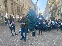 La poesia infiamma Palazzo Nuovo con un flash mob contro la guerra