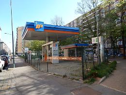 Sembra un distributore di benzina, in realtà è una discarica a cielo aperto