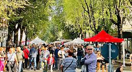 Negozi aperti e bancarelle, torna la festa di via Breglio