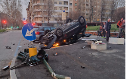 Tremendo scontro all'incrocio, un'auto si ribalta e sradica un semaforo
