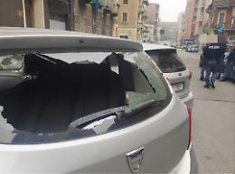 Maxi rissa in strada, un folle dà in escandescenza e spacca i vetri delle auto