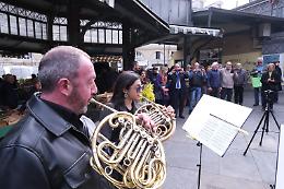 La musica conquista i mercati: "La regaliamo alla gente"