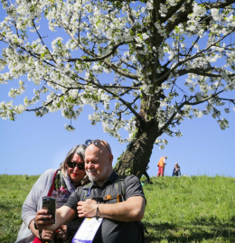 La 41ª edizione della camminata enogastronomica a Pecetto: un'esperienza di gusto e natura tra i ciliegi in fiore