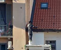 Allarme sicurezza sul lavoro: muratore senza protezioni in via Beinasco