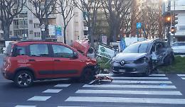 Incidente stradale all'incrocio: un ferito al Cto, auto distrutte e cartelli abbattuti