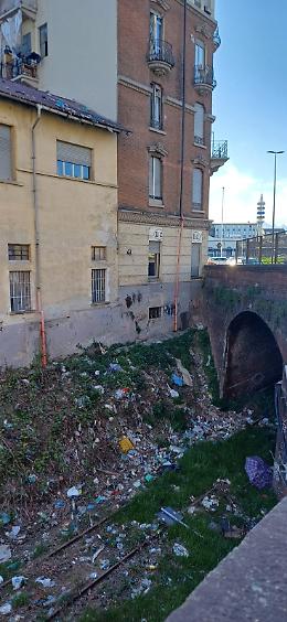 Emergenza rifiuti: la discarica improvvisata di corso Vigevano