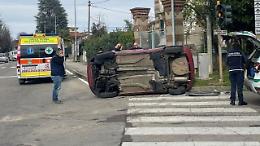 Incidente a Cambiano in via Onorio Lisa: auto ribaltata